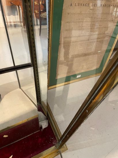 VITRINE IMPORTANT WINDOW in brass and glass

H: 163 cm - W: 168 cm D: 68cm

(accidents...
