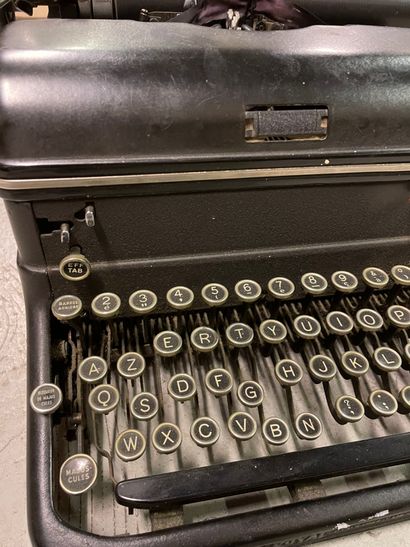 ROYAL , machine à écrire ROYAL

MACHINE A ECRIRE en métal noir

Fabrication amér...