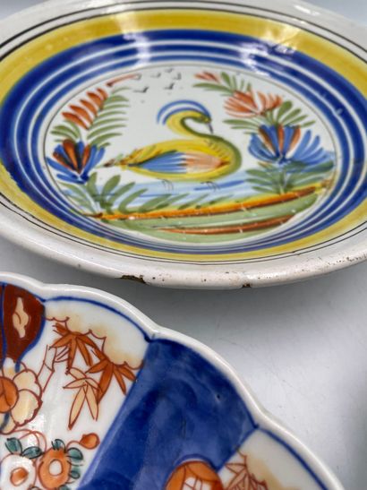 CERAMIQUE Lot including: 

-Two plates godronnée in porcelain with dcéor says Imari...