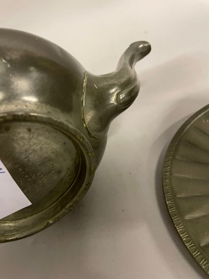 ÉTAINS Lot in pewter including: a teapot and a vase soliflore on pedestal and small...