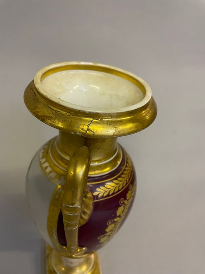 VASE forme étrusque VASE forme étrusque en porcelaine polychrome et doré à décor...