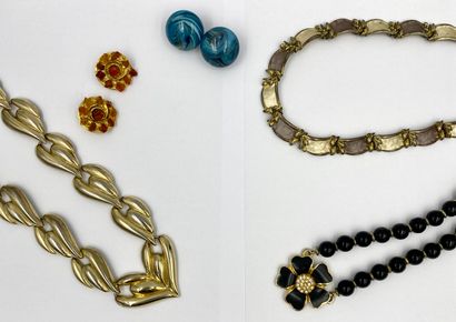 BIJOUX FANTAISIE Lot de bijoux fantaisie : collier ras de cou maillons forme coeur...