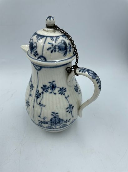 VERSEUSE en porcelaine Porcelain SUCTION JUG with floral decoration in blue camaieu,...