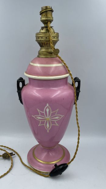 VASE en porcelaine Porcelain vase with a woman's portrait on a pink background, mounted...