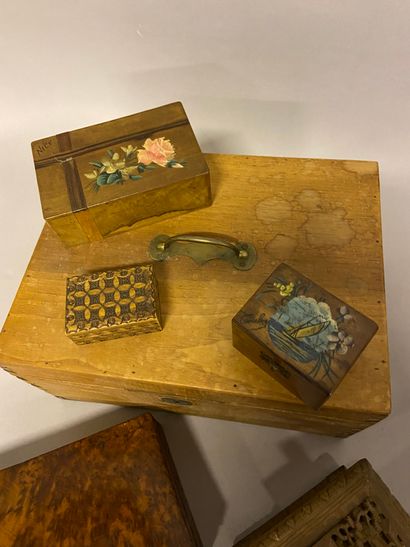 BOITES 
Lot of wooden boxes, burr wood veneer and various

In the state
