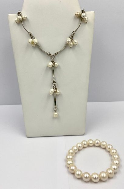 BRACELET PERLES D'EAU Lot: bracelet freshwater pearls and a necklace with pearls...