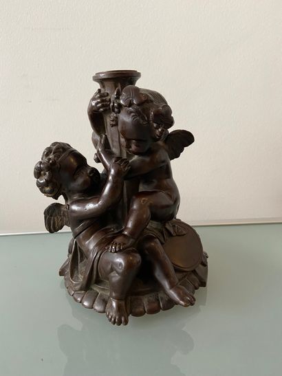BRONZE Chased bronze torch holder with brown patina decorated with three putti

Height...