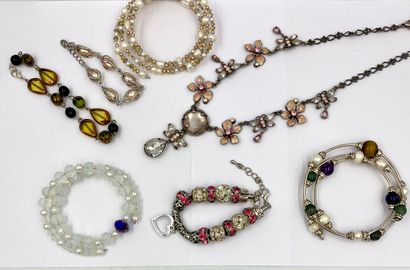 BIJOUX FANTAISIE Lot of costume jewelry: bracelet freshwater pearls, 5 other bracelets...
