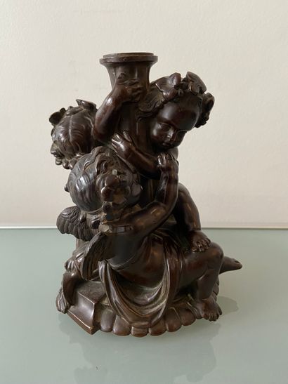 BRONZE Chased bronze torch holder with brown patina decorated with three putti

Height...