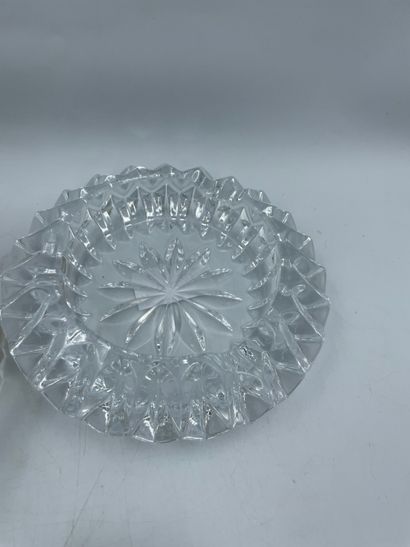 Sept cendriers en cristal ou verre Lot of SEVEN ASHTRAYS in glass or molded crystal,...