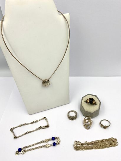 BIJOUX EN ARGENT Lot de bijoux en argent : 3 bracelets ; 4 bagues et collier avec...