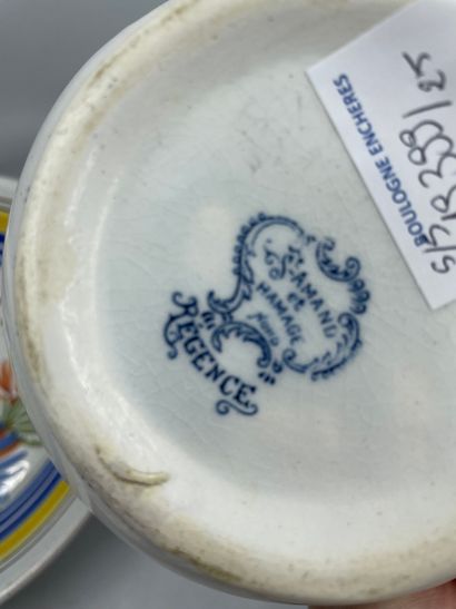 CERAMIQUE Lot comprenant : 

-Deux assiettes godronnée en porcelaine à dcéor dit...