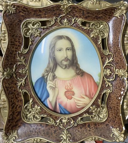 PLAQUES OVALES TWO OVAL PLAQUES in glazed ceramic with Christ decoration 

22 x 17...