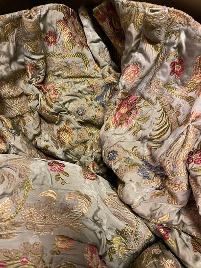 RIDEAUX Pair of curtains decorated with flowers and silk threads, silk lining

We...