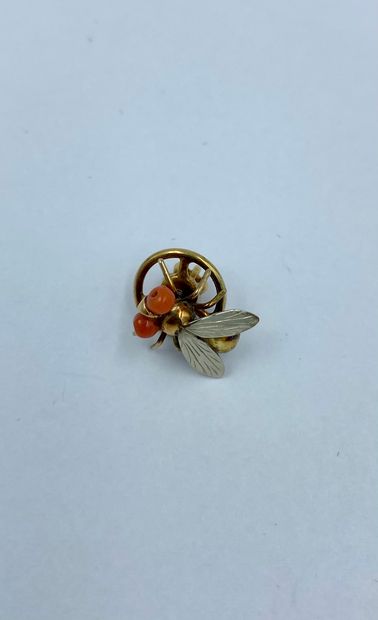 Deux petites pin's ou broches Two small pins or brooches a fly pattern in 14K gold...