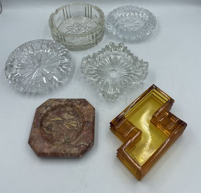 Sept cendriers en cristal ou verre Lot de SEPT CENDRIERS en verre ou cristal moulé,...