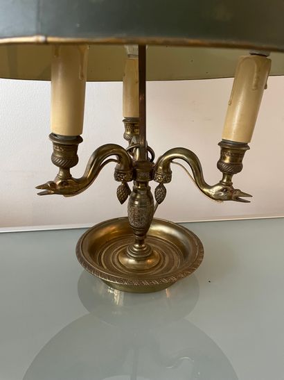 LAMPE BOUILLOTTE EN MÉTAL LAMP BOUILLOTTE in metal with three arms of light in swan...