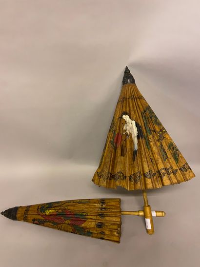 TROIS OMBRELLES Set of three Japanese umbrellas

Length : 66 cm and 52 cm

Paper...