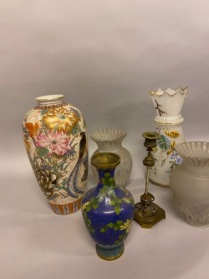 VASES ET Lot de vases et divers dont un vase décor cloisonné ; grand vase à l'oeillet...