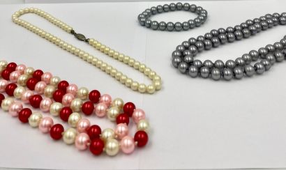 BIJOUX FANTIAISIE Lot de bijoux fantiaisie : deux sautoirs perles grises et bicolore...