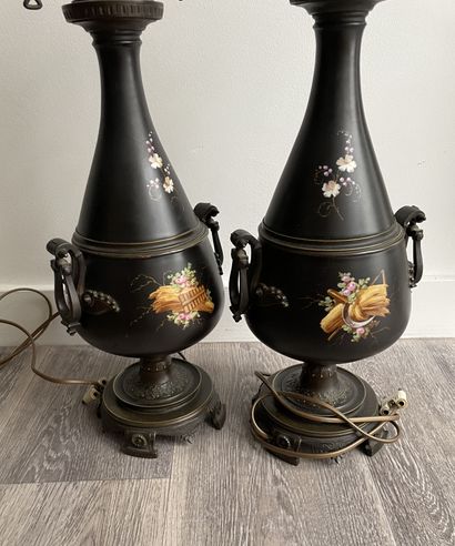 Deux lampes à pétrole XXe siècle 
DEUX LAMPES A PETROLE en porcelaine à décor floral...