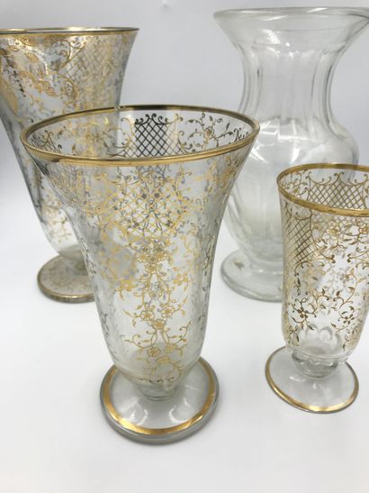 VERRERIE Lot in glass including : THREE VASES on a pedestal H: 23 cm -19 cm and 15...