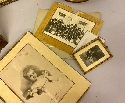 PHOTOGRAPHIES ANCIENNES Lot of old photographs, metal photo holder and camera in...