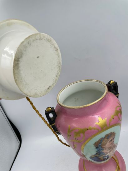 VASE en porcelaine Porcelain vase with a woman's portrait on a pink background, mounted...