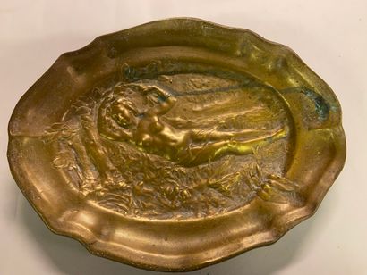TRAVAIL ART NOUVEAU Art Nouveau work 

Decorative dish in gilded bronze decorated...