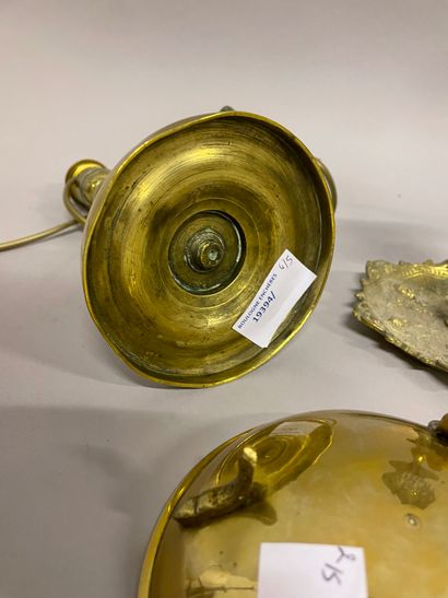 LOT 
Lot including : 
- CANDLE in brass and gilt bronze, the shaft with cut sides...