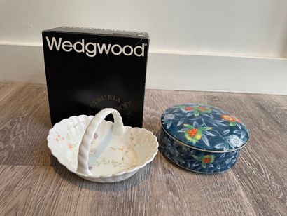 LOT Lot including: 

Porcelain COUVERED BOX with strawberries and flowers D: 13 cm

WEDGWOOD,...