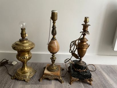 Lot de TROIS LAMPES Lot of THREE LAMPS: one in brass with a gadrooned body H: 32cm,...