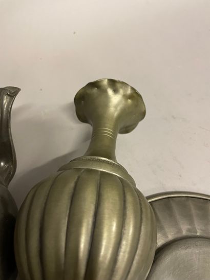 ÉTAINS Lot in pewter including: a teapot and a vase soliflore on pedestal and small...