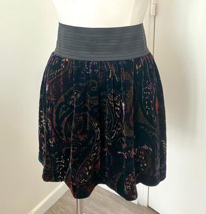 Lot comprenant : Lot including : 

- SANDRO

Skirt in black viscose and silk with...