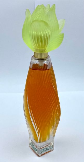 LALIQUE LALIQUE "Nilang

Glass spray bottle of twisted form, containing approximately...