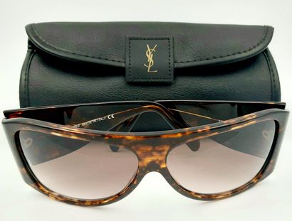 Yves SAINT LAURENT Yves SAINT LAURENT

Pair of imitation tortoiseshell sunglasses...