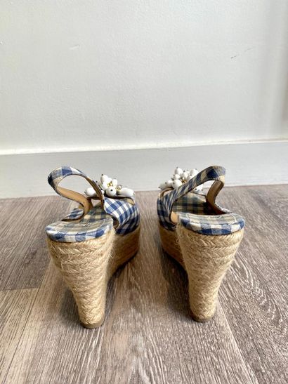 CASTANER CASTANER

Pair of blue gingham ESPADRILLES with white ovoid beads and metal

T.39

(wear...