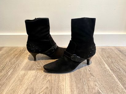 TOD'S TOD'S 

PAIR OF BOOTS in nubuck and black leather, side zipper

T. 35

(worn...
