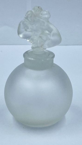 ATTRIBUE à Lalique ATTRIBUE à Lalique

Rare flacon en verre de forme boule. Bouchon...