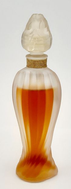 GUERLAIN « Ode » GUERLAIN " Ode ".

Glass bottle featuring a dress, titled label,...