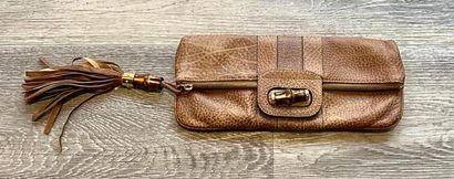GUCCI GUCCI

Brown leather pouch with flap, bamboo clasp and bamboo and leather pompom

L...