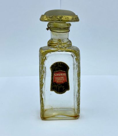NON IDENTIFIE NOT IDENTIFIED

Glass bottle decorated with gold on the edges of the...