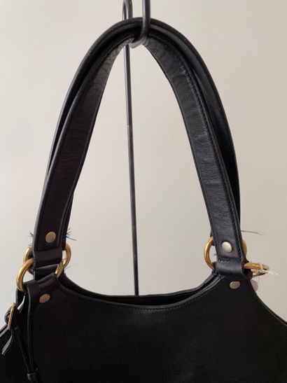 YVES SAINT LAURENT YVES SAINT LAURENT

Black leather handbag with gold zipper, leather...