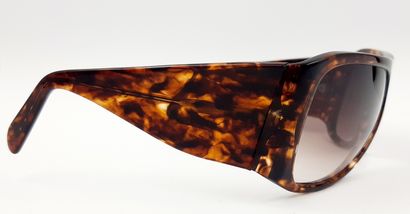 Yves SAINT LAURENT Yves SAINT LAURENT

Pair of imitation tortoiseshell sunglasses...