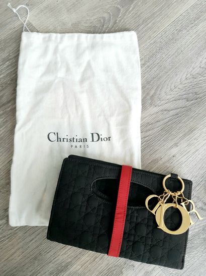 Christian DIOR Christian DIOR

Black quilted fabric pouch, red bow and gold metal...