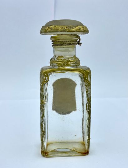NON IDENTIFIE NOT IDENTIFIED

Glass bottle decorated with gold on the edges of the...