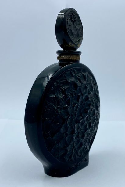 VOLNAY VOLNAY

Black opaque glass bottle. Lenticular body with floral decoration...