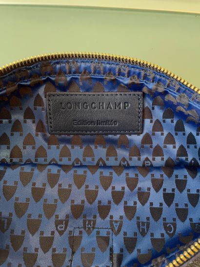 LONGCHAMP Pochette à rabat 
LONGCHAMP





Navy blue leather and gold metal flap...