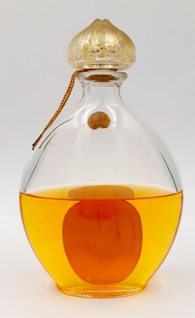 GUERLAIN « Shalimar » GUERLAIN "Shalimar

glass bottle, drop model. Titled label....