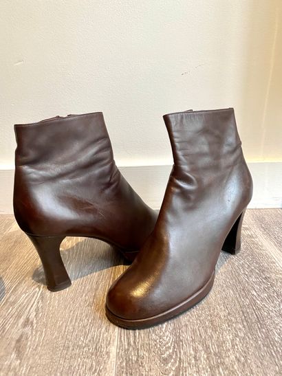Lots comprenant : Lots including : 

- Robert CLERGERIE PAIR OF brown leather ESCARPINS

T.5

(worn...